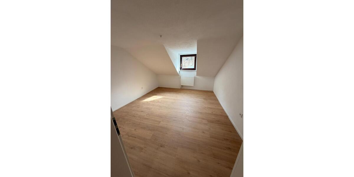 Dachgeschoßwohnung Neustadt an der Waldnaab - 3 Zimmer, 77 m&sup2;, 885&euro; | Angebot:25942921