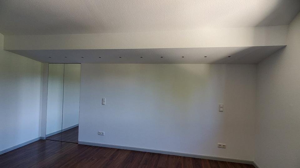 Großzügige 3-Zimmer-DG-Wohnung mit Einbauküche zimmer