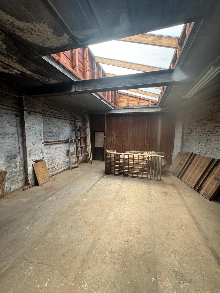 Lagerhalle 270m2 + Überdachung 150m2 ab sofort. Hell und geräumig