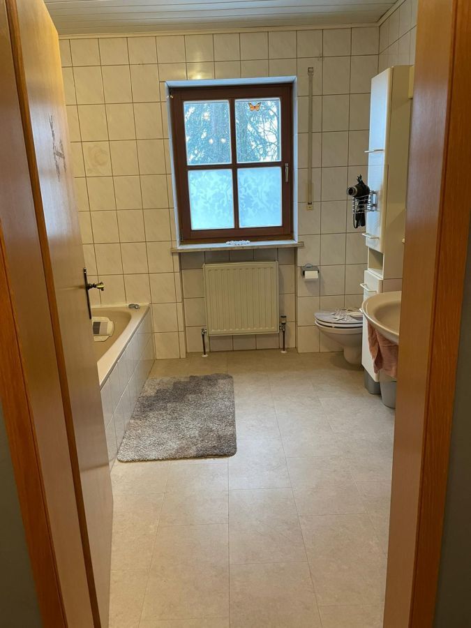 helle 4 Zi Whg mit gr. Balkon und EBK in Köfering