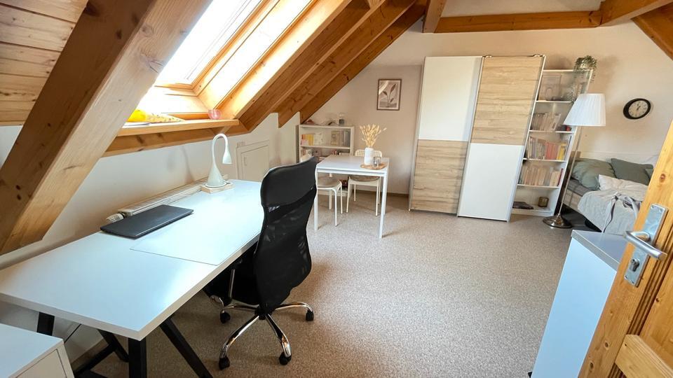 EinZimmer Dachgeschoss Wohnung frei