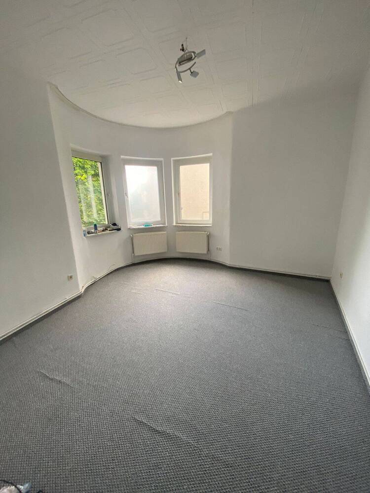 *NEU* RENOVIERTE 4 Zimmer Wohnung im 1.OG mit Balkon in Adolfstraße