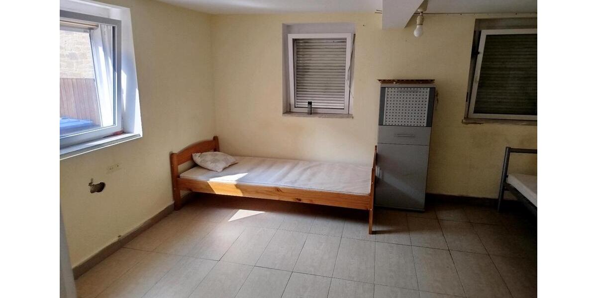 Wohnen auf Zeit Geldersheim - 8 Zimmer, 150 m&sup2;, 350&euro; | Angebot:26303500