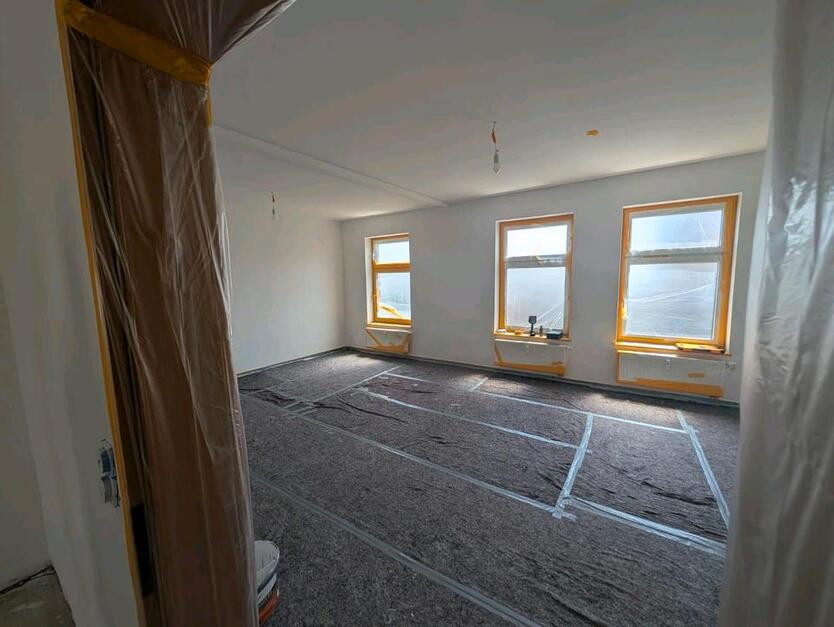 frisch renovierte DG-Wohnung, 3-4 Zimmer