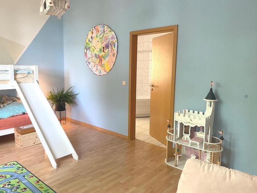 Ruhig gelegene 3-Zimmer-Wohnung mit Wintergarten auf großem Grundstück am Friedensberg