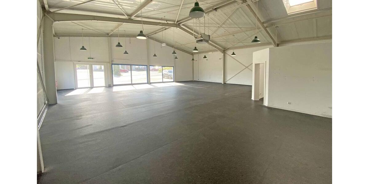 Vielseitige Gewerbehalle – ideal für Handel, Studio oder Lager zimmer