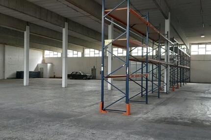 Gewerbehalle, Produktions- oder Lagerhalle mit Büro zimmer