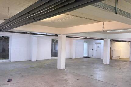 Halle mit Toiletten und Büro zimmer