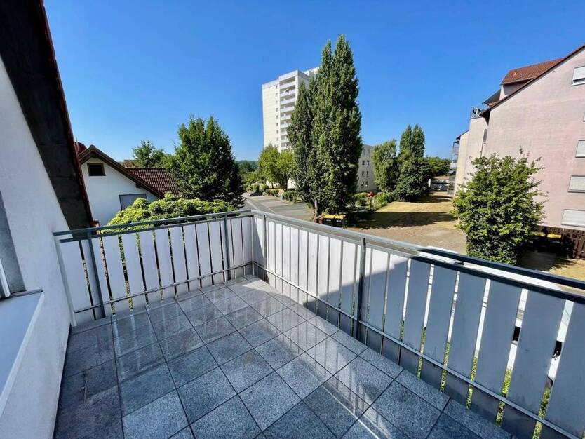 Helle DachWohnung mit Balkon EBK und PKW-Stellplatz!