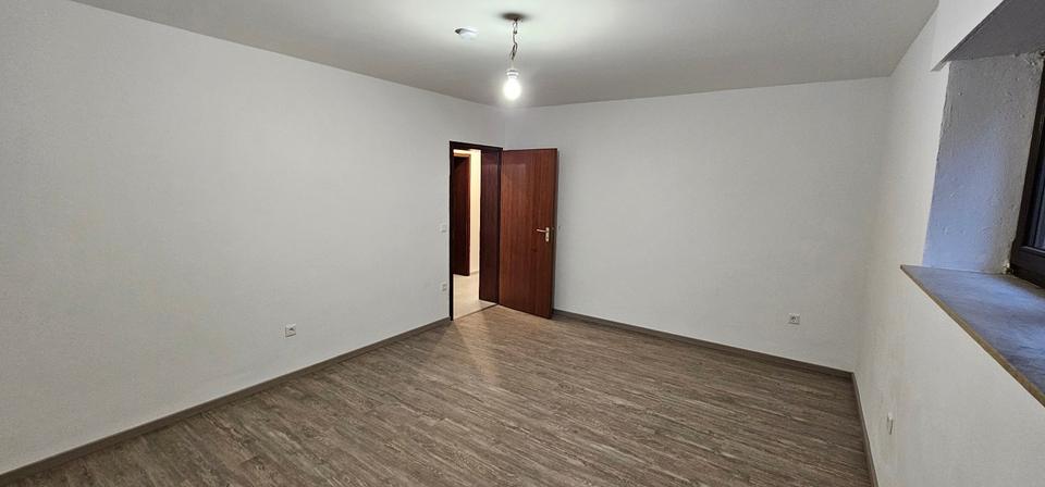 Sehr ruhige und helle Souterrainwohnung, umfassend saniert 2 zimmer