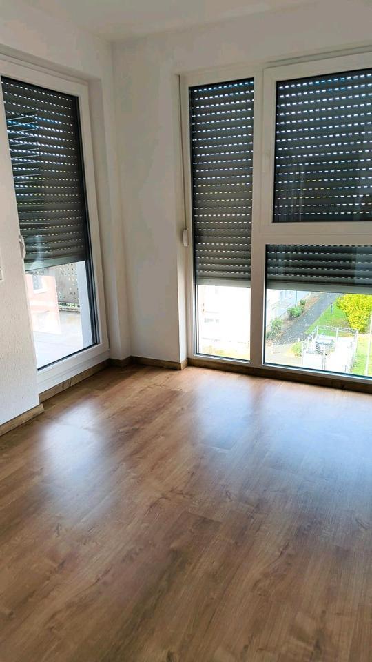 moderne helle Wohnung mit Fußbodenheizung, Balkon und Garage