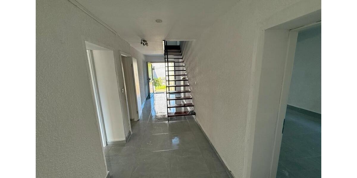 Einfamilienhaus Feldatal - 8 Zimmer, 280 m&sup2;, 1.390&euro; | Angebot:26604948