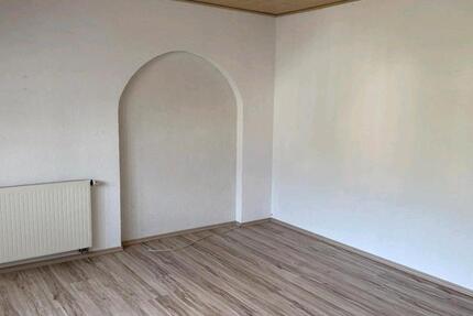 Große Maisonette-Wohnung mit Balkon und Ausblick ins Grüne