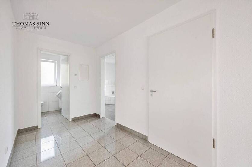 GEPFLEGTE 3,5-Zimmer-EG-Wohnung MIT GARAGENSTELLPLATZ UND SEPARATEM HOBBYRAUM IM SOUTERRAIN