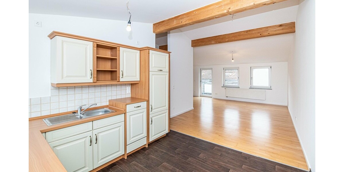 Vermietung: Helle Dachgeschosswohnung mit Balkon und Wohlfühlambiente - Dachgeschoßwohnung Cham | Angebot:24787865