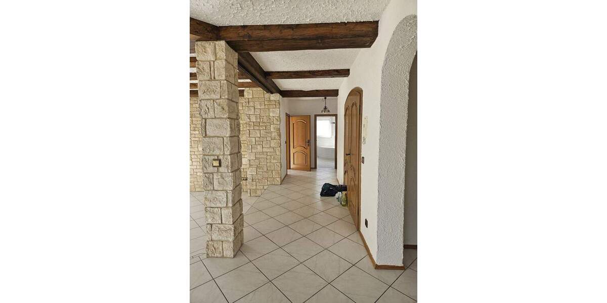 Hauptwohnung in Zweifamilienhaus mit Garage und Werkstattraum 4 zimmer