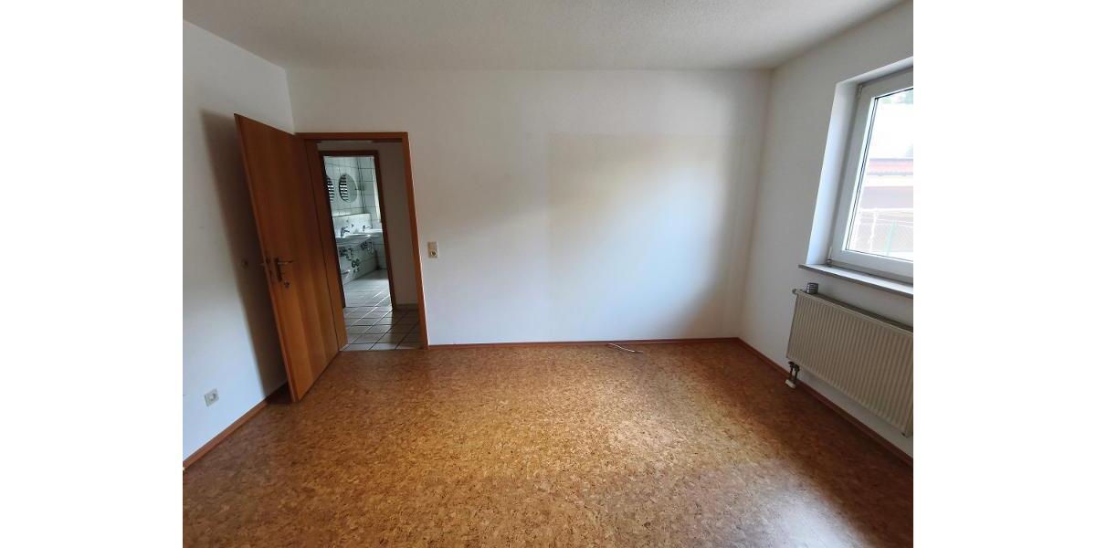 Ortsrandlage -3 Zi. Wohnung im EG mit Garage, Keller und Garten (auf Wunsch) - Etagenwohnung Adelsdorf OT | Angebot:27370413