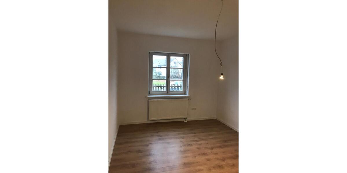 Renovierte Wohnung (Erstbezug Parterrre mit Garten und Balkon) 5 zimmer