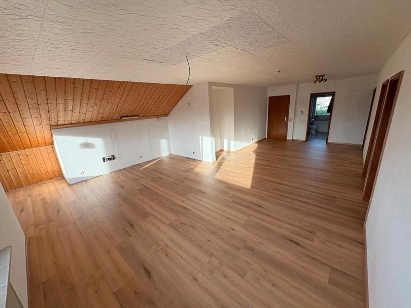 Helle 3 Zimmer-Dachgeschoßwohnung-80qm