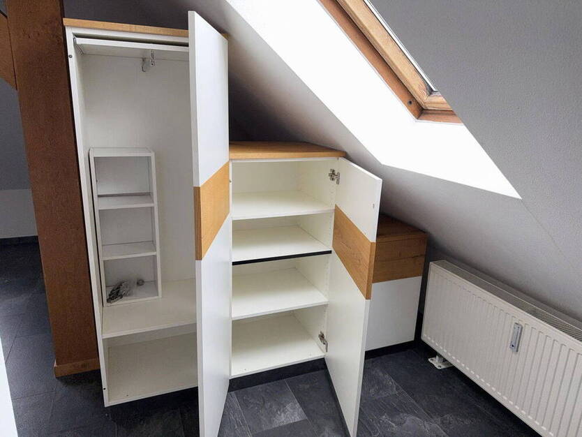 Helle, DG-Wohnung mit Einbaumöbel in 3 Familien-Haus für 2 Jahre zu vermieten