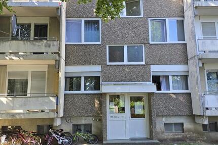 Frisch sanierte 4 Zimmer Wohnung mit Aufzug und Balkon in Niederkassel - gerne auch Jobcenter zimmer