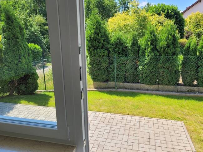 Helle Wohnung im Hochparterre eines neu renovierten 2-Parteien-Miethauses, mit Terrasse, Garten,etc!