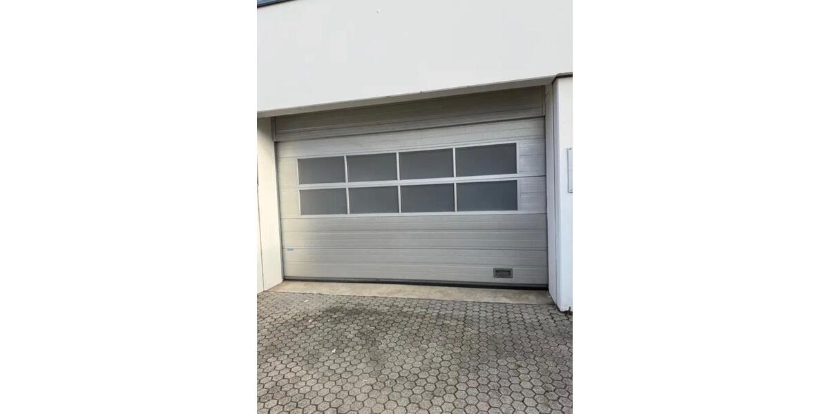 Attraktive Produktionsfläche mit Büros, Bädern und Parkplätzen zimmer