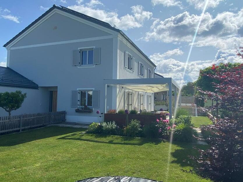 Modernes EFH mit Garten, Ortsrandlage hochwertig möbliert