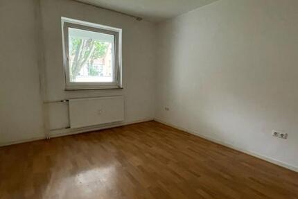 Modernisiert und frisch renoviert - 3-Zi.-Wohnung im Erdgeschoss mit Balkon