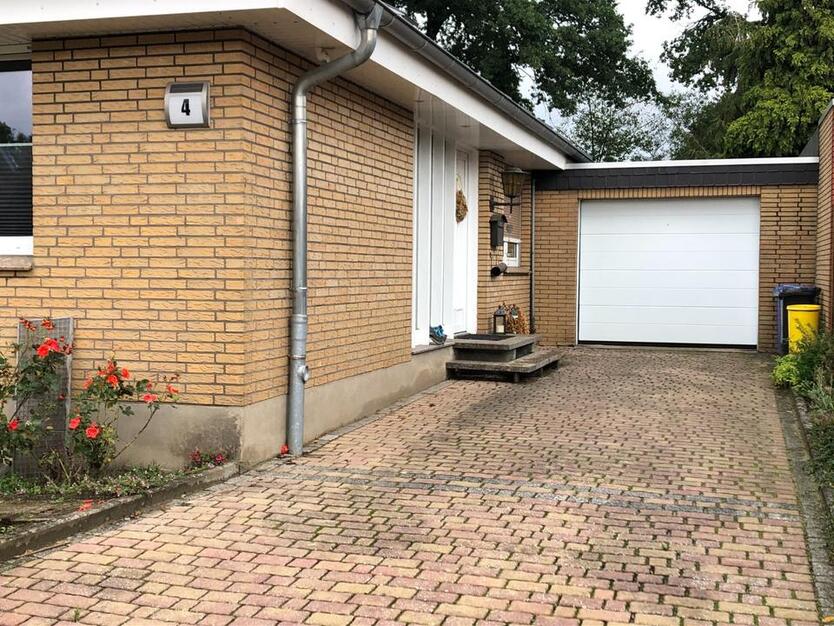 Einfamilienhaus mit Garten und Garage