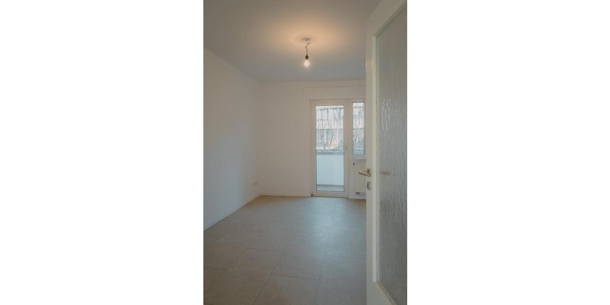 Helle renovierte 3-Zimmer-Wohnung mit neuer Einbauküche (Video) 3 zimmer