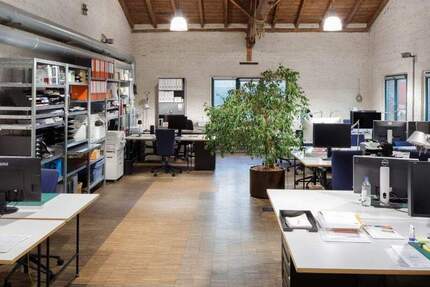 Schreibtischarbeitsplätze in loftartige Backsteinarchitektur - All-in-Miete zimmer