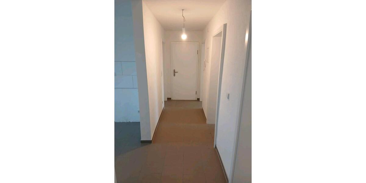 Erdgeschoßwohnung Halbe - 3 Zimmer, 74 m&sup2;, 750&euro; | Angebot:24979372