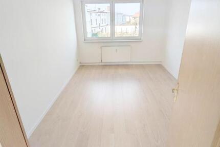 Hübsche helle geräumige 2,5 Zimmer-Wohnung in gepflegtem Haus in serh guter Lage, Zentrum nah, Pritzwalk 2 zimmer