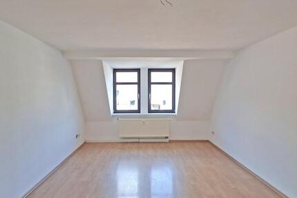 Zentrale 3-Zimmer-DG-Wohnung mit Stellplatz 3 zimmer