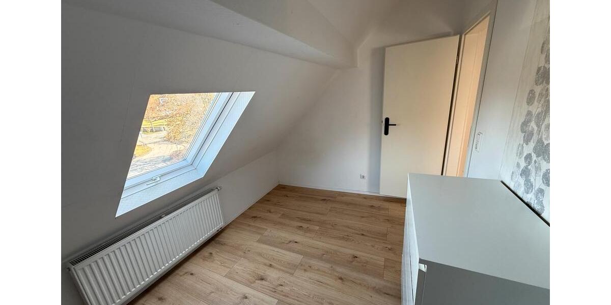 Dachgeschoßwohnung Schmitten im Taunus - 4 Zimmer, 100 m&sup2;, 900&euro; | Angebot:25258418