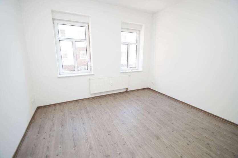kleine 4-Zi-Whg mit BALKON- Laminat, separate Küche, Wanne+Dusche 4 zimmer