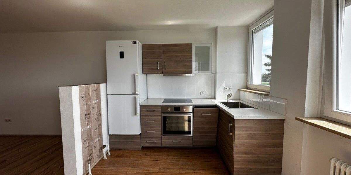 Renovierte 2-Zimmer Wohnung mit Einbauküche, Balkon und PKW-Stellplatz 2 zimmer
