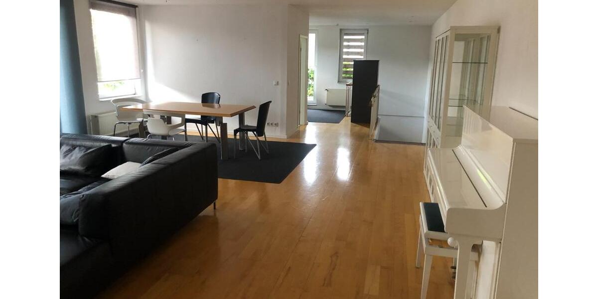 Wunderschöne, moderne Wohnung mit Kamin, EBK, Balkon und Hof 5 zimmer