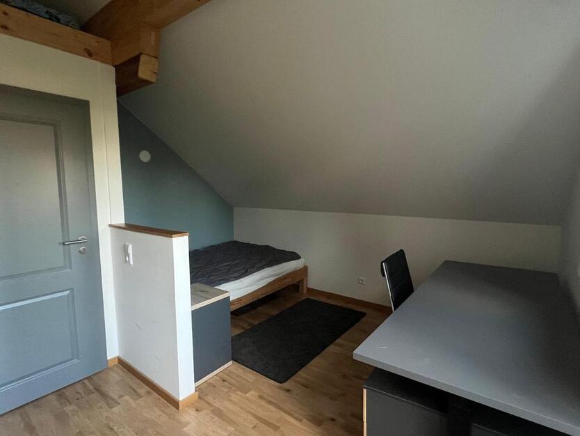 Frisch renoviertes Zimmer in lebendiger WG!