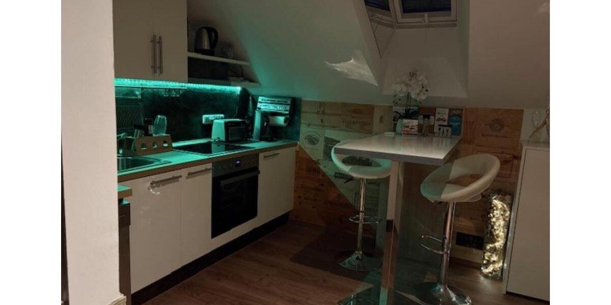 Helle, vollmöblierte DG-Wohnung in zentraler, ruhiger Lage von WI 1 zimmer