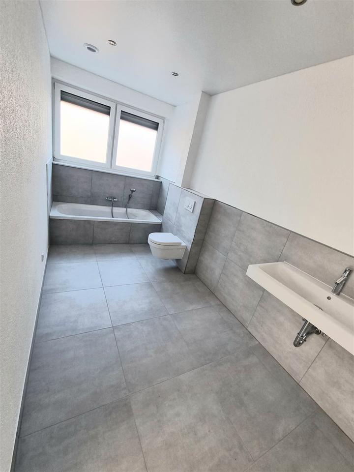 barrierefreie 3ZKB im EG ab 01.11.25 zur Miete frei, Miete warm 1.350€