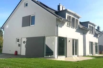 Moderne Doppelhaushälfte mit gehobener Ausstattung in Sanitz, mit Stellplatz - 15 km nach Rostock 4 zimmer