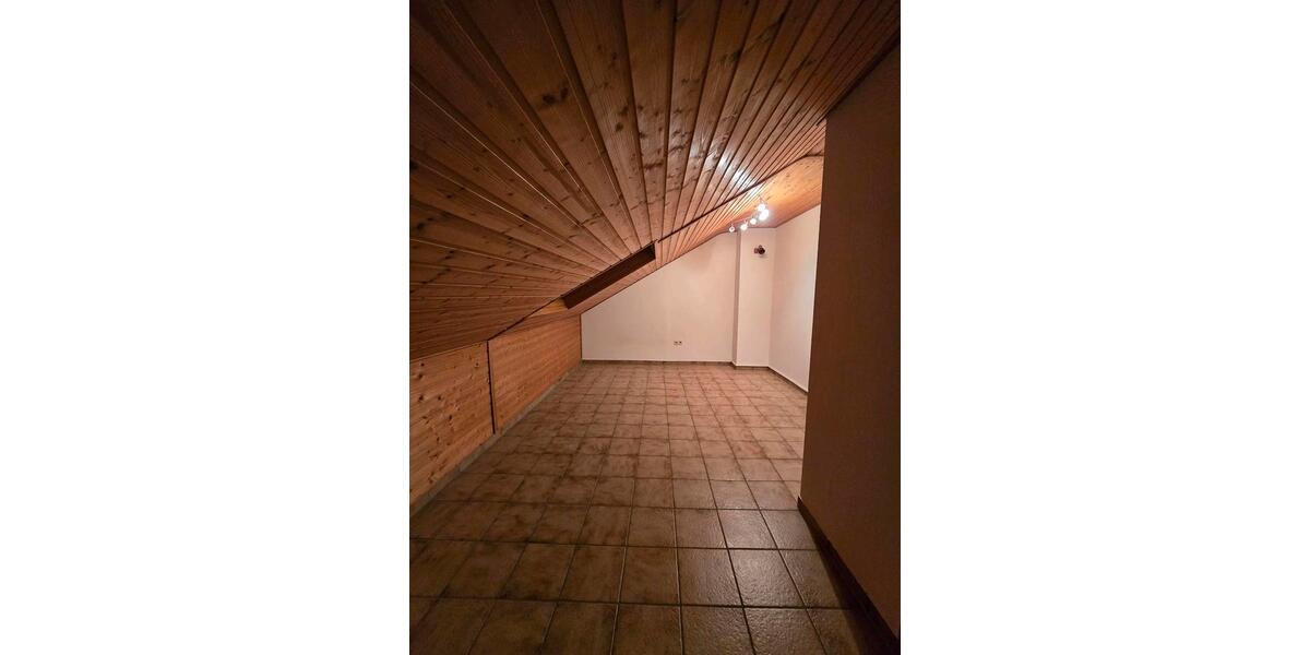 Dachgeschoßwohnung Grünberg - 3 Zimmer, 93 m&sup2;, 900&euro; | Angebot:26432407
