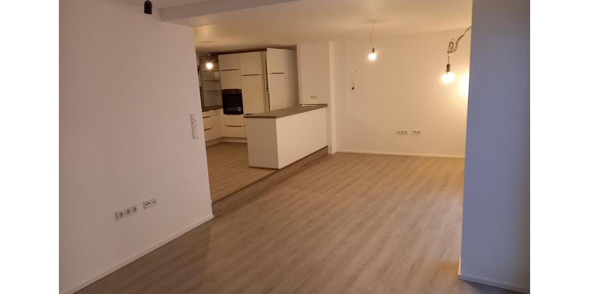 Ruhige, frisch renovierte Wohnung 3ZKBB große Terrasse 1 zimmer