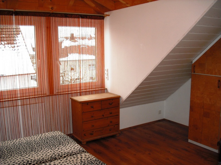 Hochwertige 2½-Zi. DG-Wohnung mit Westbalkon, EBK & Stellplatz - modernes Wohnen in gepflegter Hausgemeinschaft - Dachgeschoßwohnung Schönaich | Angebot:26945980