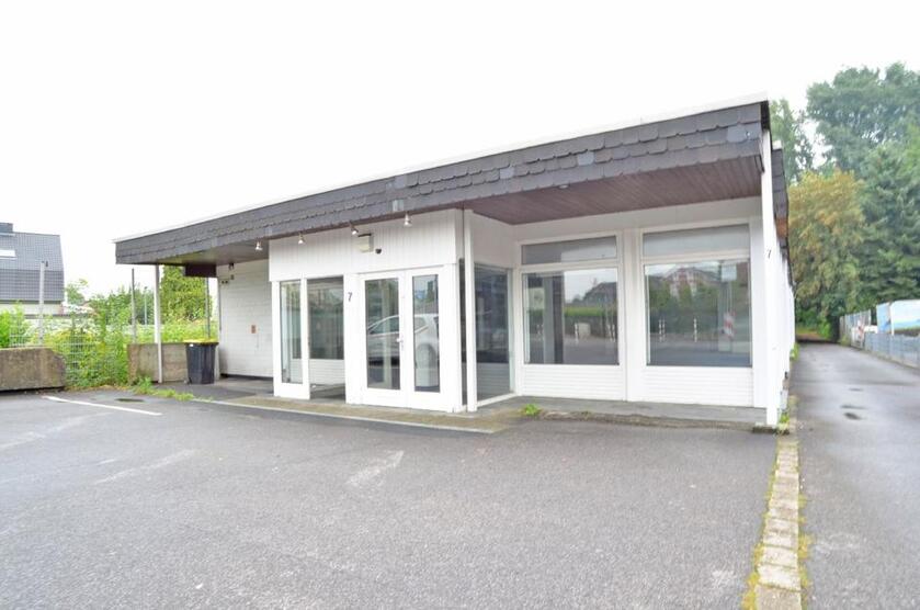 Großes Ladenlokal mit Bürofläche und PKW Stellplätzen