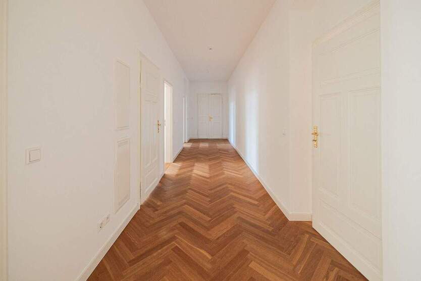 Komfortable Wohnung in mondänem Altbau in Elbnähe. Balkon, Parkett, und Tageslichtbad mit Wanne. 3 zimmer