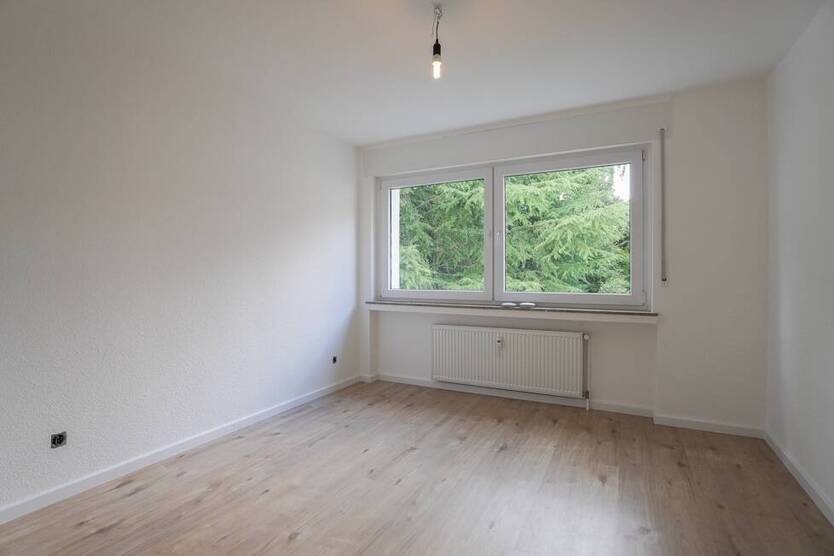 Frisch renovierte ca. 81 m² große Mietwohnung mit Loggia, 2 modernen Bädern, Garage und Stellplatz