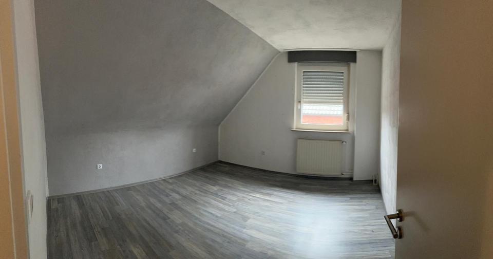Altbau-Obergeschoss-Wohnung mit Balkon & Einbauküche zu SOFORT!!! 4 zimmer